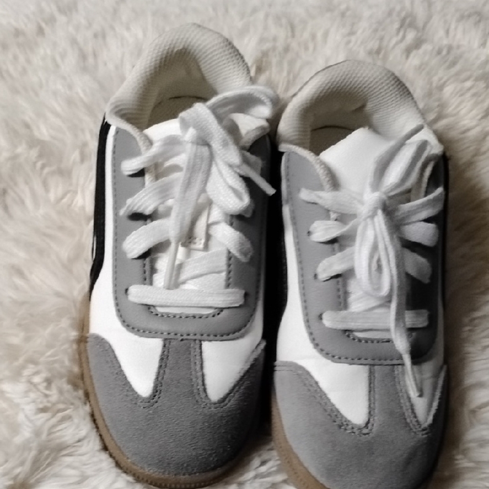 Cat & Jack White and Gray Kids For Boys And Girls Like 7/10 Years Old Sneakers